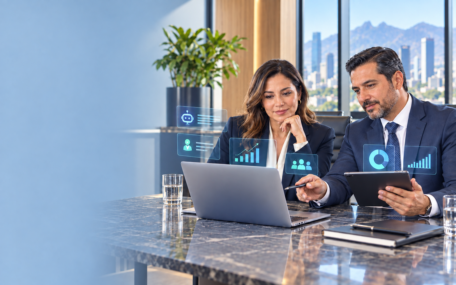 Empresaria y empresario utilizando un sistema inteligente para recibir nuevos clientes
